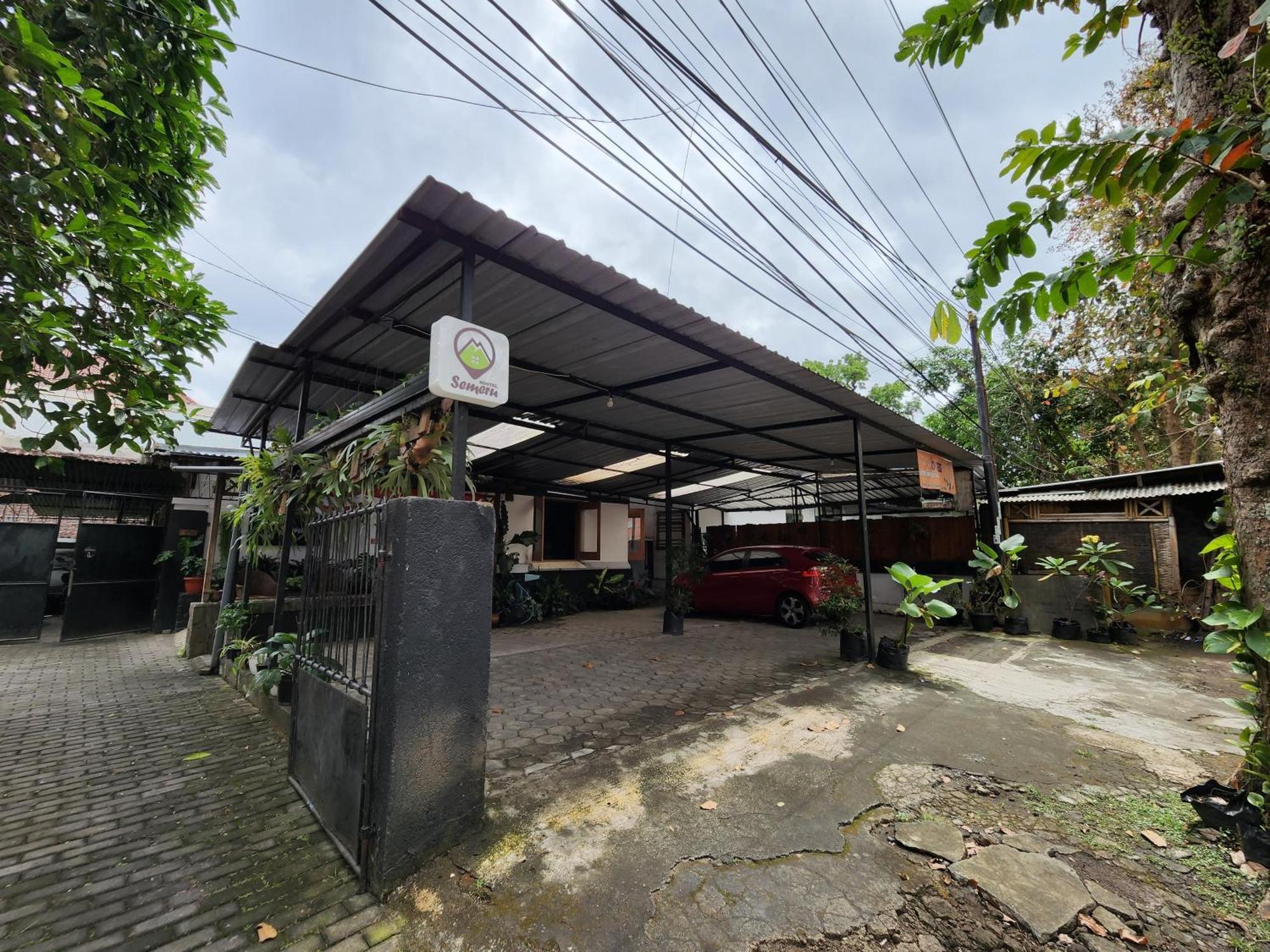Semeru Hostel Malang (Adults Only) מראה חיצוני תמונה